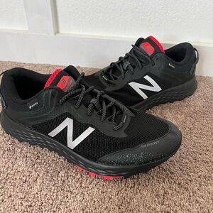 New Balance Men's 9.5 Goretex Athletic Sneakers.